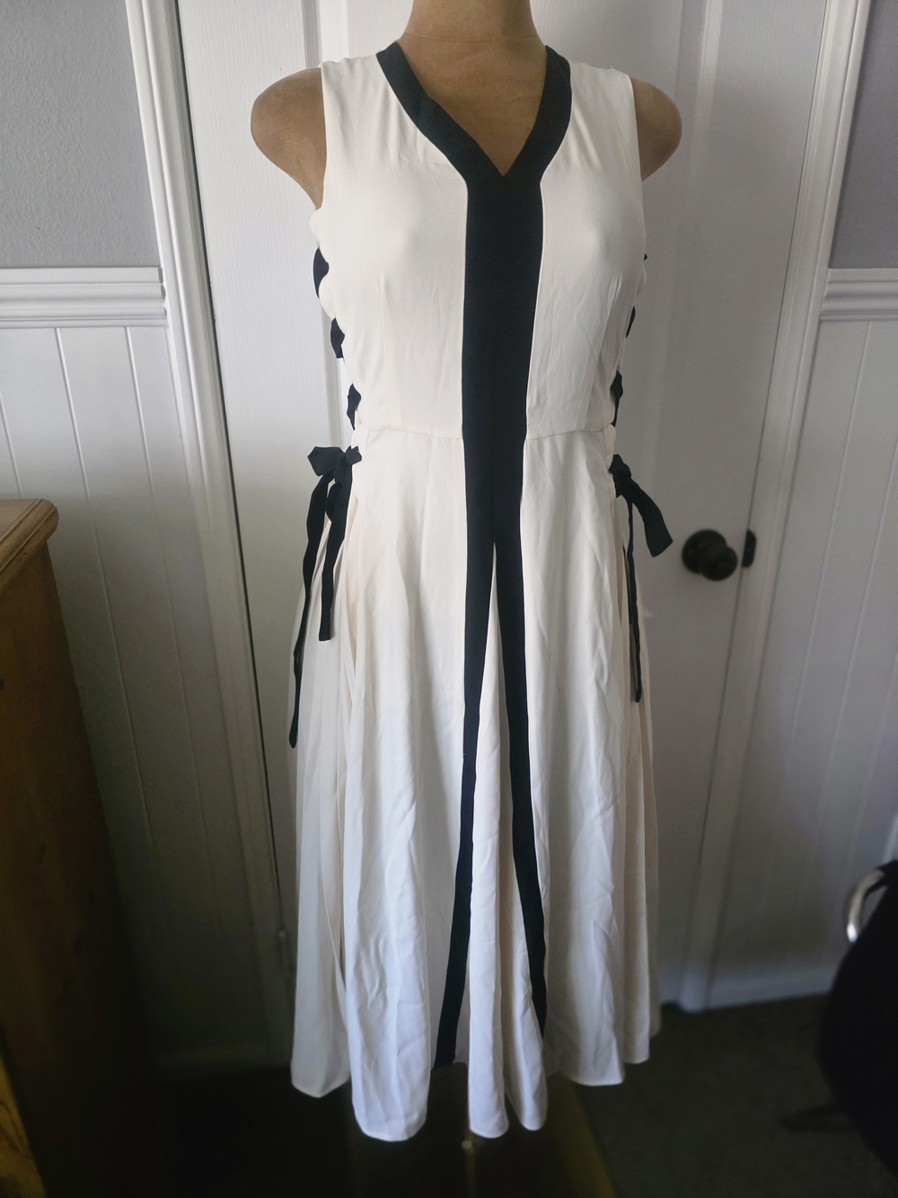 MOTF White Sleeveless V‑Neck Midi Dress with Black Trim